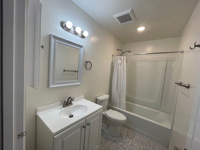 Building Photo - Luxury 2 Bed / 2 Bath in Winters! 1.1 Mile...