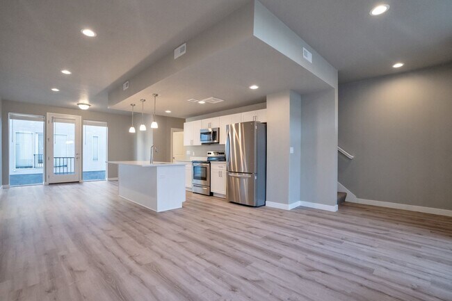 Building Photo - Beautiful 4 Bed - 3 Bath Townhome in Great Clearfield Location! Available on June 10th!