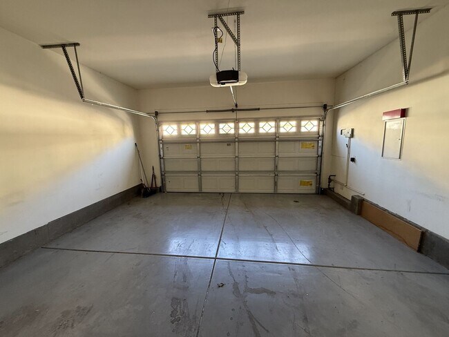 Building Photo - Spacious single story 2-bed home with an o...