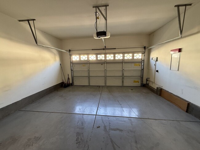 Building Photo - Spacious single story 2-bed with an office for rent