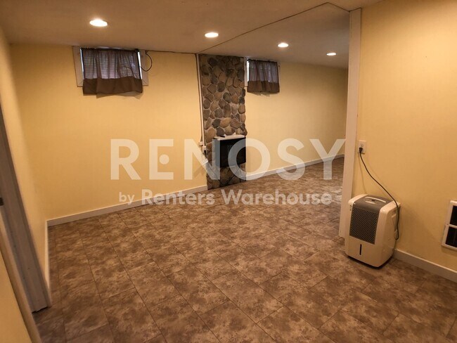Building Photo - Available July 1st - 1 Bed/1 Bath Triplex in Prior Lake