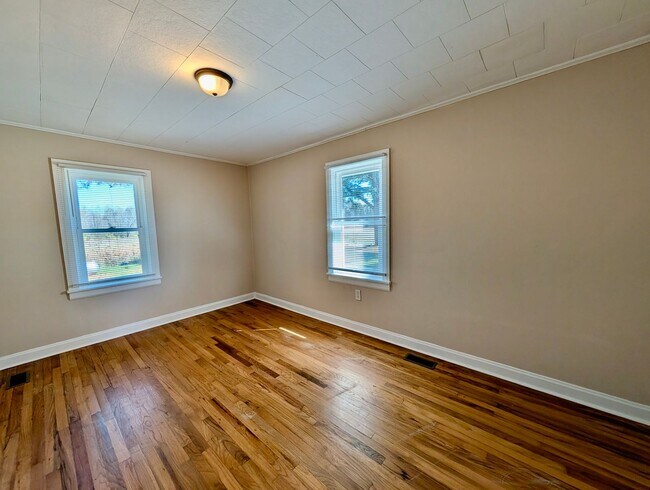 Building Photo - For Rent: Charming Country Home in Middlesex – $1,550/month