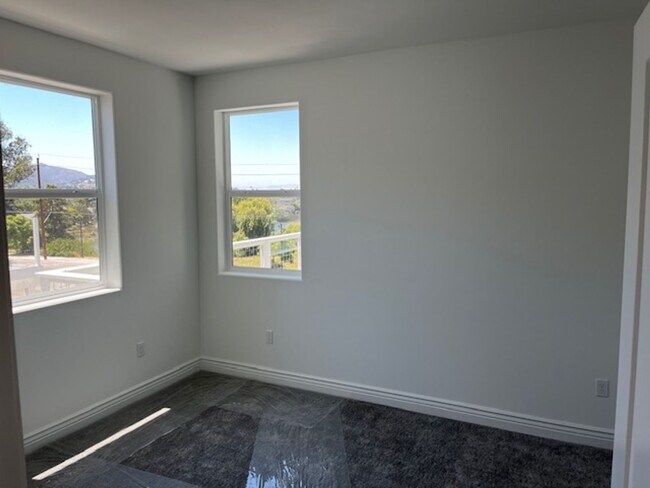 Building Photo - 2 Bedroom 2 Full Bath Condo with Stunning Views and Energy Savings