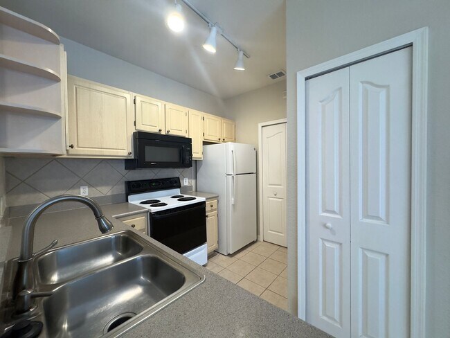Building Photo - 2BR/1BA Second Floor Condo in Visconti Mai...