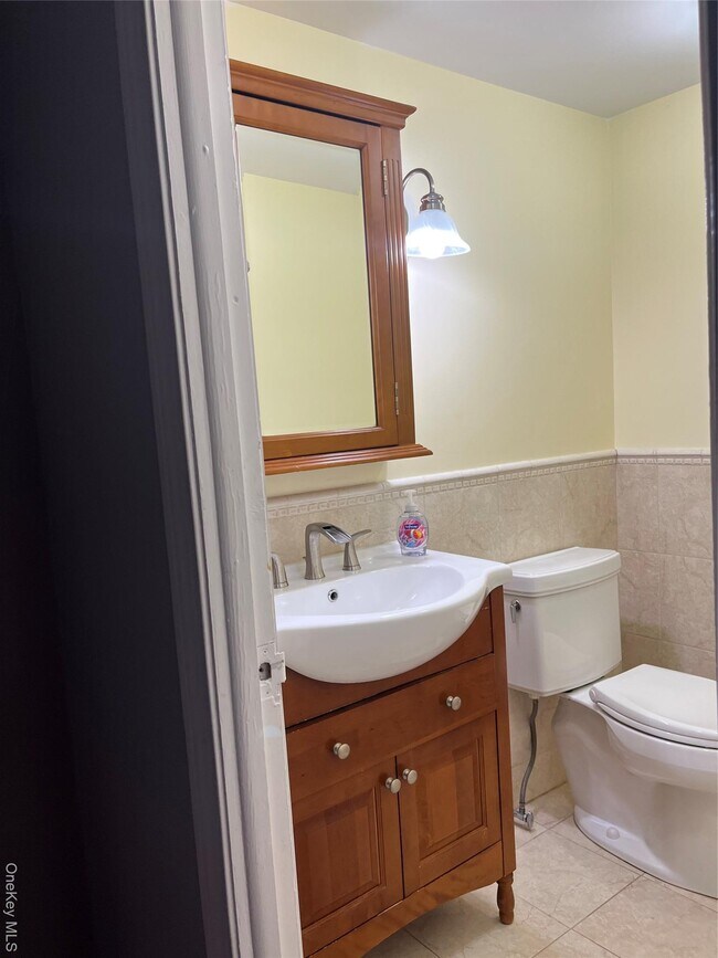 Building Photo - 2 Bay Club Dr