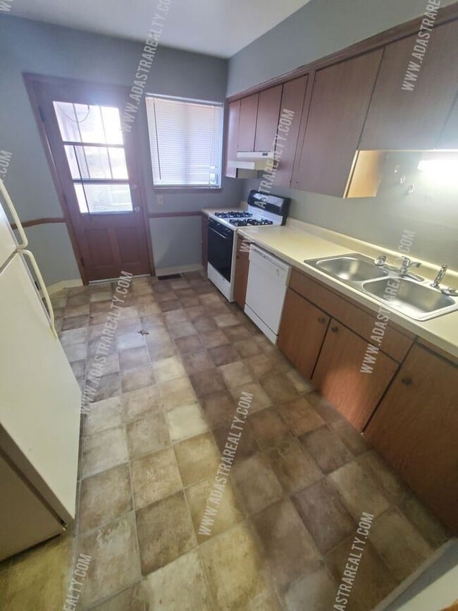 Building Photo - North Overland Park Duplex-Available in MAY!!