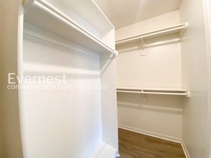 Building Photo - 1104 E Pineview St