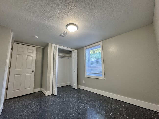 Building Photo - 600 NE 51st Pl