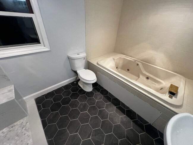 Building Photo - 4-Bedroom, 2-Bath Home with Modern Comforts in Tyngsboro, MA