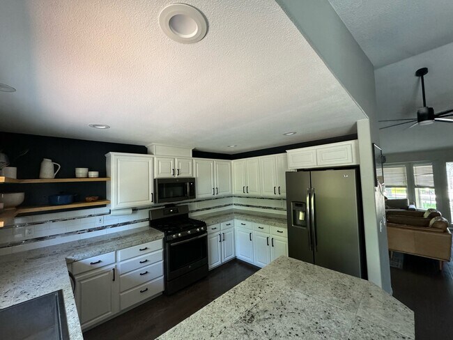 Building Photo - 1086 NE Locksley Dr