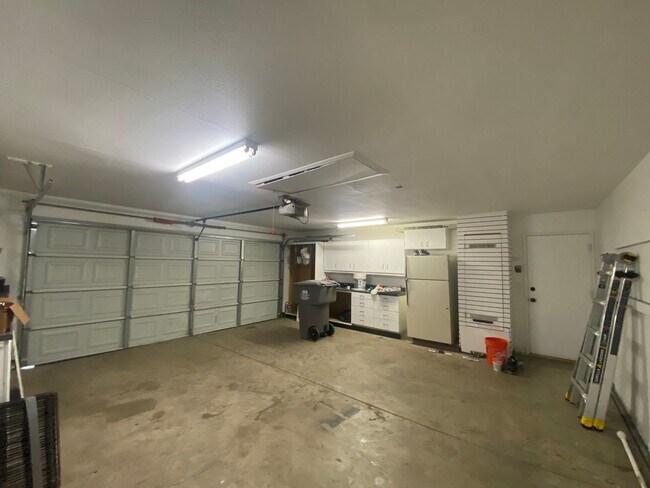 Building Photo - Recently Remodeled 3 BD 2 BA House in a Desirable SW Bakersfield