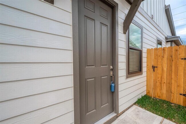 Building Photo - 27966 Western Crk Ct