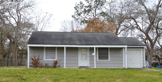 Primary Photo - 127 Holly St