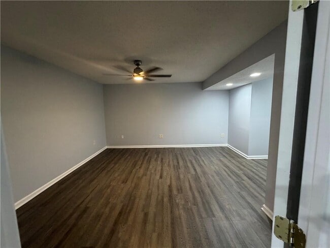Building Photo - 3336 Camelot Dr NE