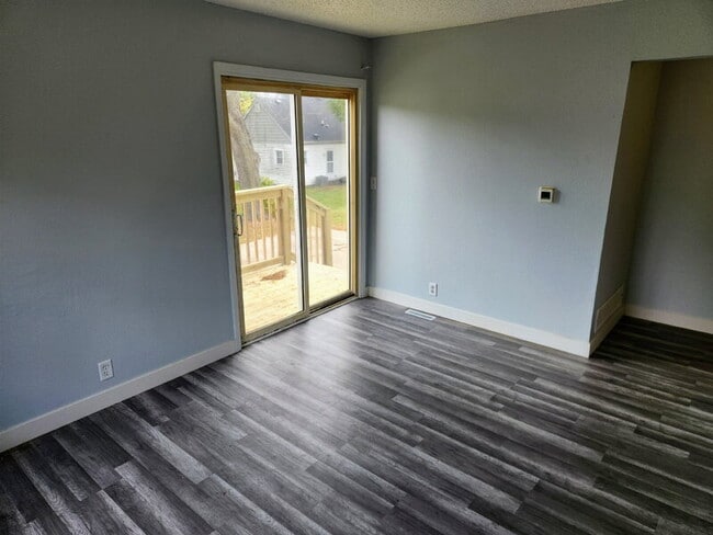 Building Photo - 1627 E Glenwood Dr