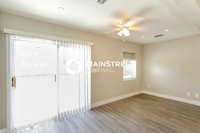 Building Photo - 2 Bedroom Pet-Friendly Home in Hollywood, ...