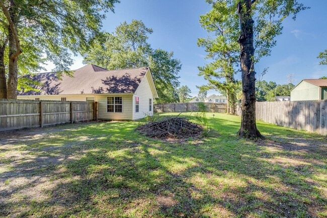 Building Photo - Spacious 3 Bed, 2 Bath Home with Large Bon...