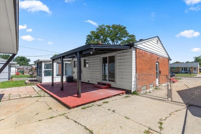 Building Photo - 153 Ross St