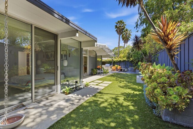 Building Photo - Beautifully Remodeled, Furnished 3 Bed + Office, 2 Bath Home- Available Short Term Only!