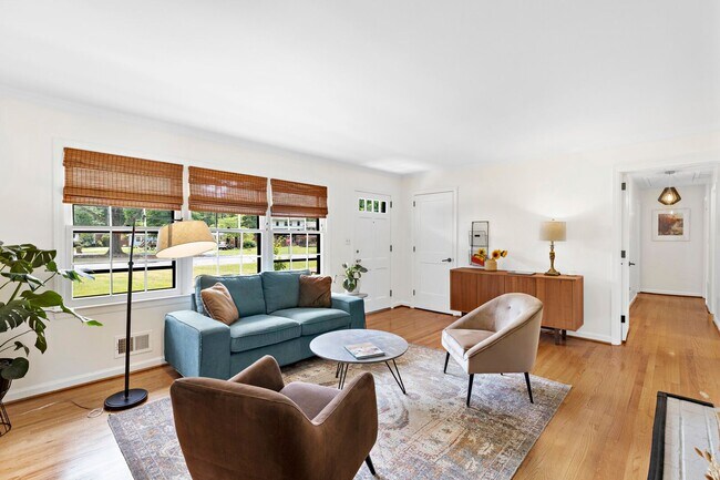 Building Photo - Fully Furnished Home, Short Term Leases Op...