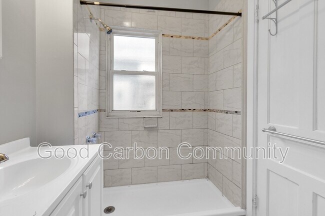 Building Photo - 331 Schenck St