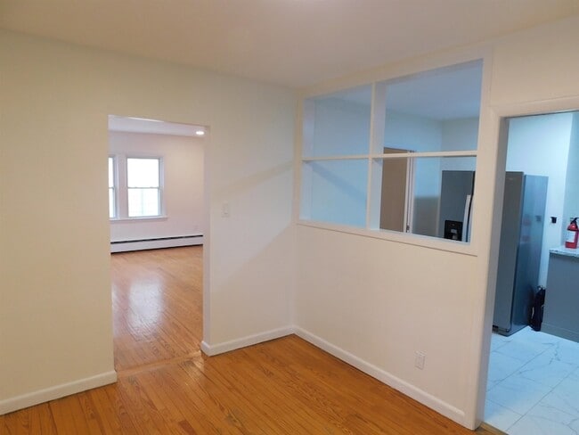 Building Photo - 21 W 14th St