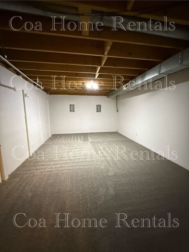 Building Photo - South East side Duplex