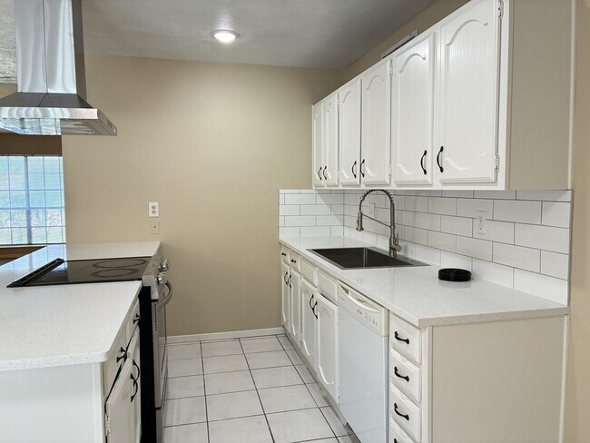 Building Photo - 2715 Kingfisher Dr