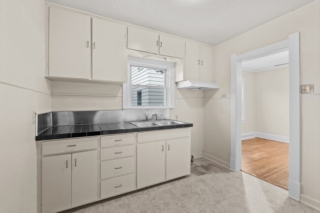 Building Photo - 1005 Woodsdale Ave