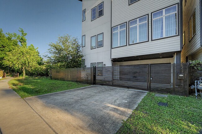 Building Photo - 1226 W 26th St