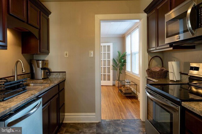 Building Photo - 313 Frederick St