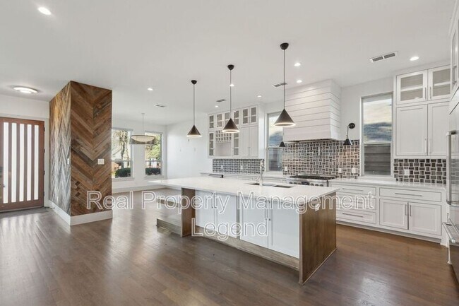 Building Photo - 1018 S Waverly Dr