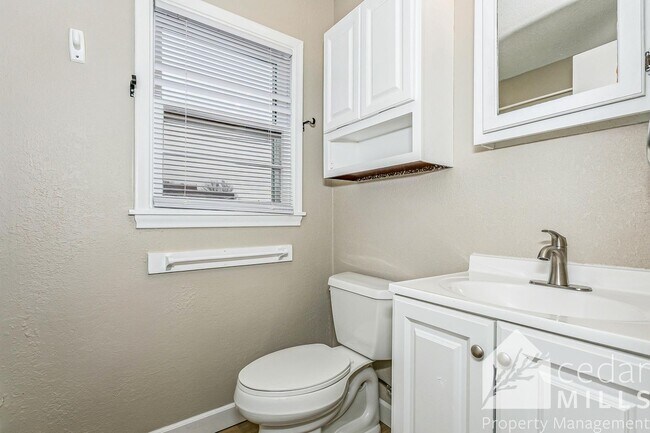 Building Photo - Large 3 Bedroom Ranch by South High