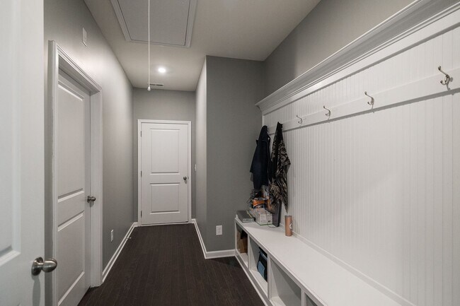 Building Photo - 1420 Day Dr