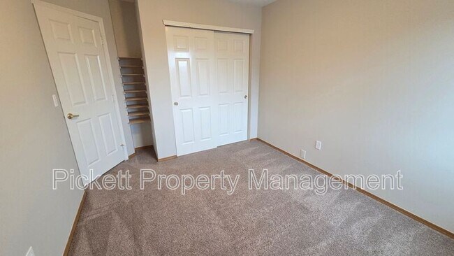 Building Photo - 1010 NW Poppy Ct