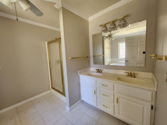 Building Photo - 4 Bedroom Large Backyard