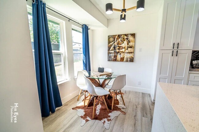 Building Photo - Experience Elevated Living in North Austin – Fully Furnished & Move-In Ready