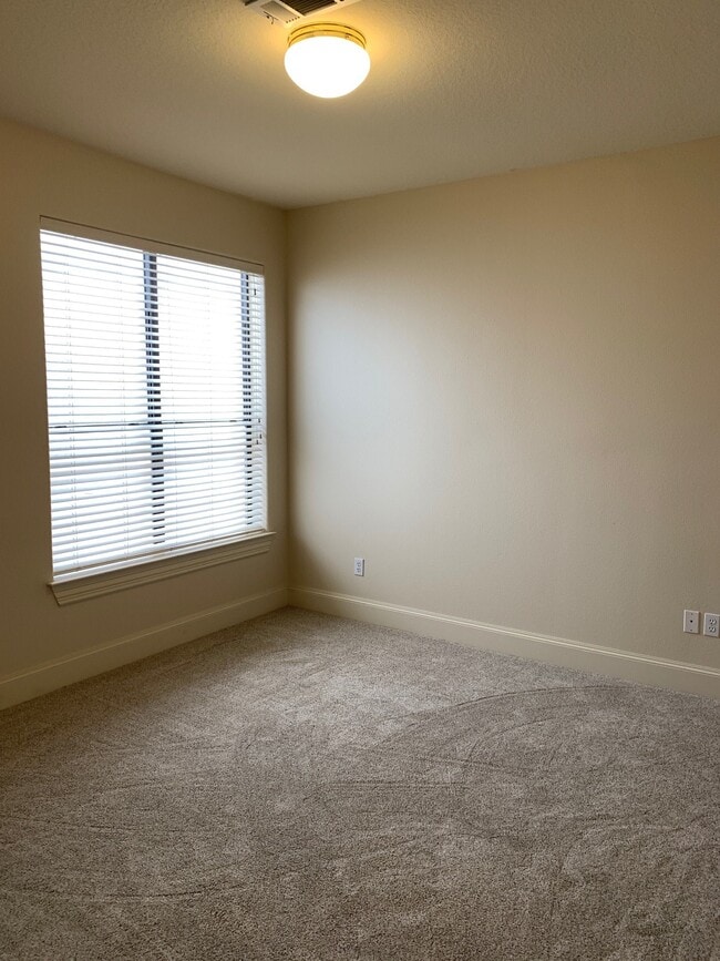 Building Photo - 2210 Bellefontaine