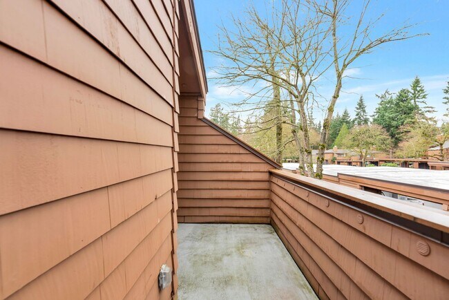 Building Photo - Great 1bed 1bath Location in Kirkland! Parking and W/S/G included in rent
