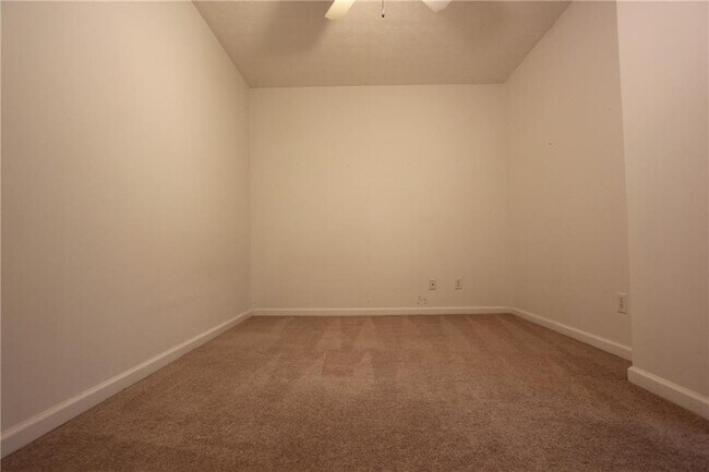 Building Photo - 818 Springlake Rd