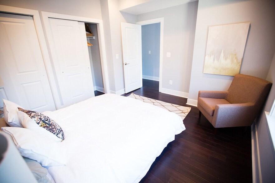 Building Photo - 2122 3rd St NE