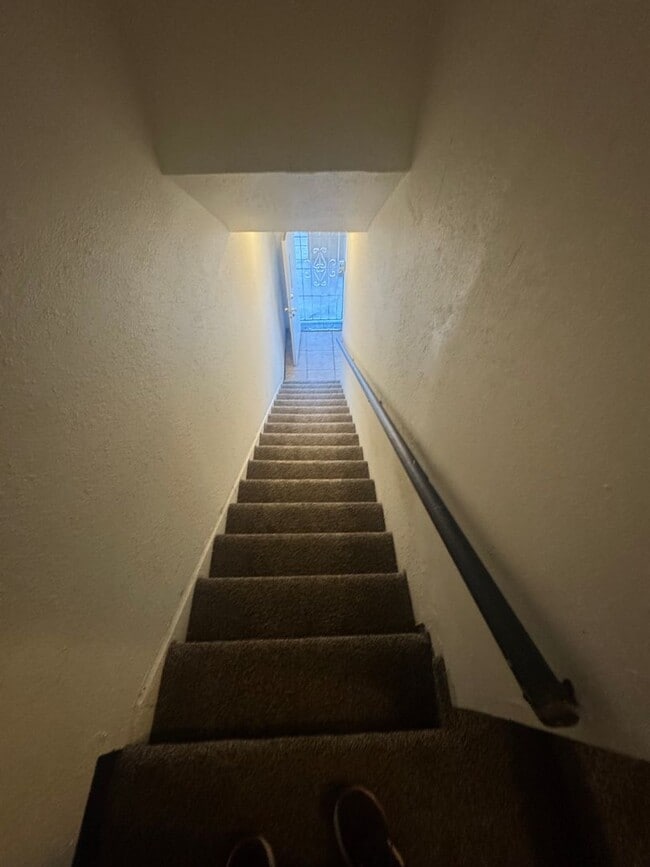 Building Photo - $400 OFF Move In Special!  Second Level Unit  2 Bed/1 Bath  Apt - $800/$800