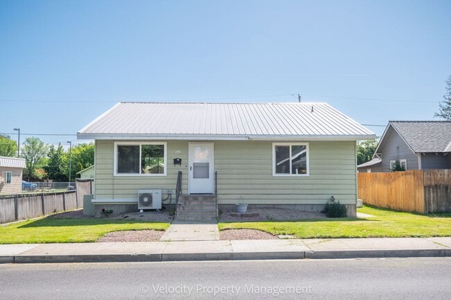 Building Photo - Charming Remodeled Home in Downtown Redmon...