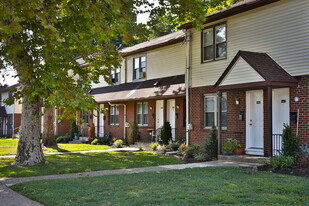 Building Photo - Woodbury Manor