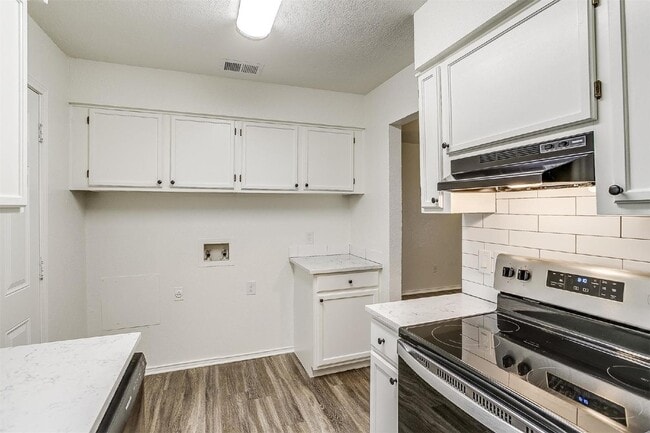 Building Photo - Charming 2-Bed Haven with Granite Touches in Prime Fort Worth Location!