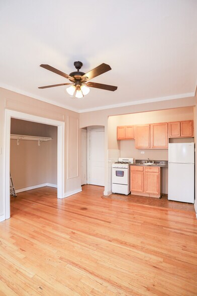 Primary Photo - 3353 W Eastwood Ave