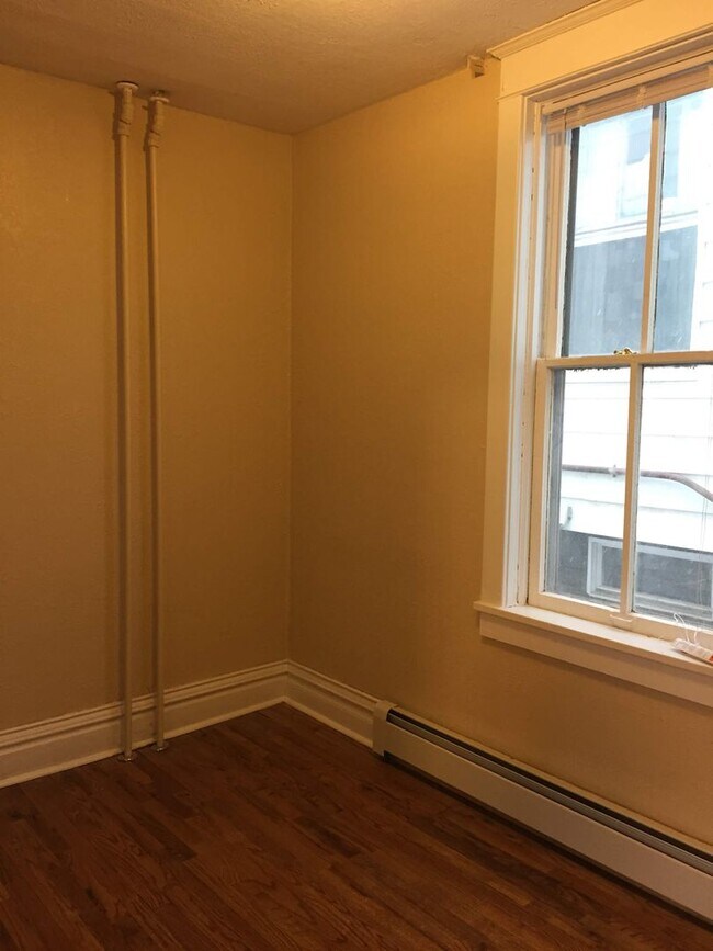 Building Photo - 2 Bedroom Apartment Available June 1!!
