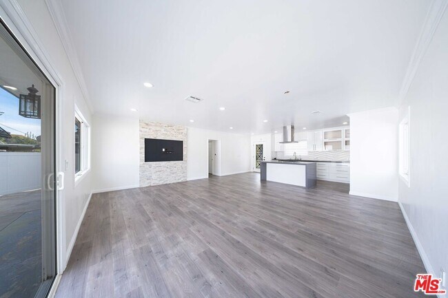 Building Photo - 8432 Glenoaks Blvd