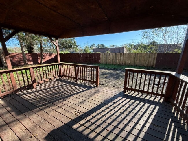 Building Photo - 6360 Greenbriar Dr