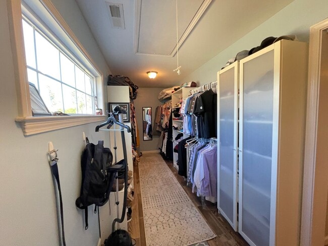 Building Photo - Fall in love with this 4 bedroom/ 2 bathroom single family home!